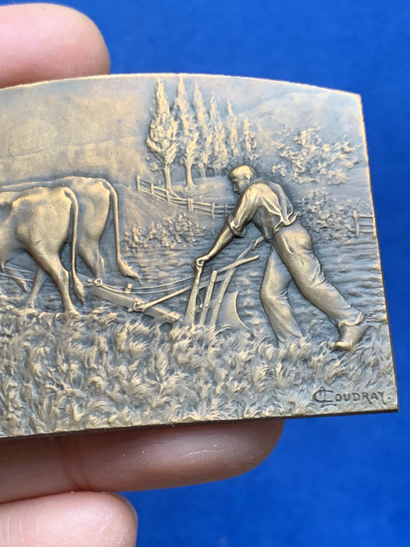 《竞宝斋》第462场 周日，周一，2场连拍 （全场包邮）欢迎送拍 法国雕刻Coudray 名作《农耕与丰收》。大规格双面高浮雕作品品相佳。直径：70mm*44mm，重约：65.8g