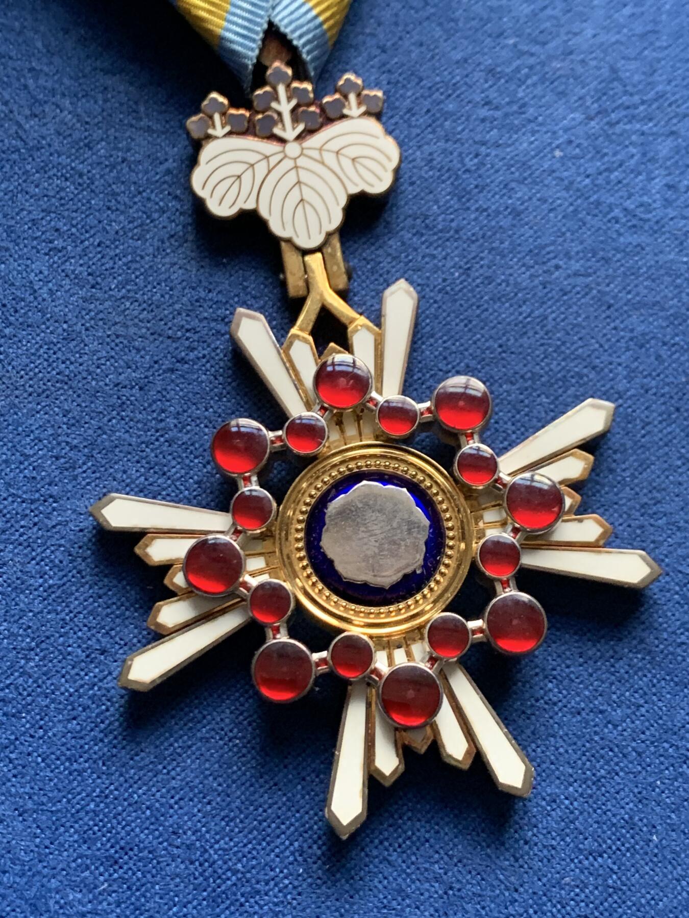 《竞宝斋》第462场 周日，周一，2场连拍 （全场包邮）欢迎送拍 日本荣典双光瑞宝勋章 银质 总重约38.5g