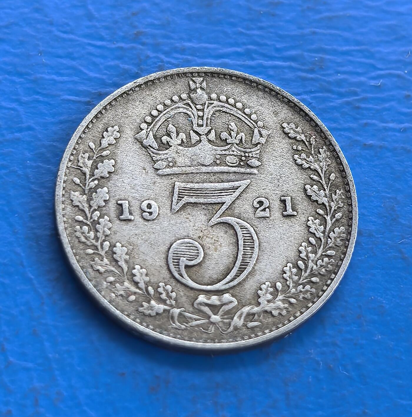 外国优质老铜币高银银币，周六九点倒数截拍，满百包邮，持续收拍 英国1921 年 3 便士银币，正面乔治五世头像雕刻传神，铭文环绕规整；背面皇冠衬数字 3，月桂枝对称环绕，年份清晰，纹饰精致典雅，银质包浆温润，尽显英伦钱币的庄重工艺与经典美学。