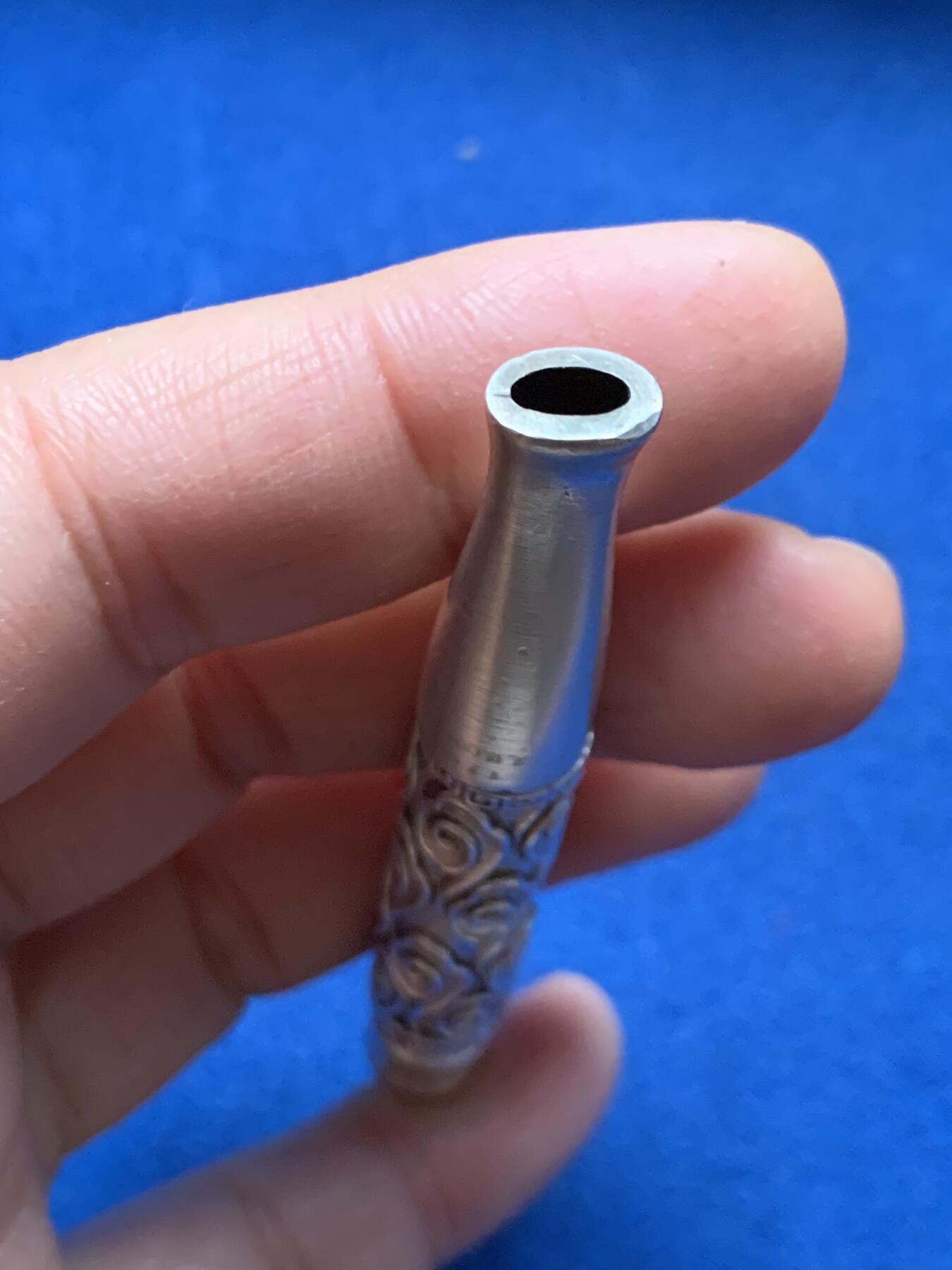 《竞宝斋》第462场 周日，周一，2场连拍 （全场包邮）欢迎送拍 纯银百岁坊如意纹烟嘴，长约：79.7mm，重约：24.2克；云南百岁坊制作，银标“足银”S999。使用品。