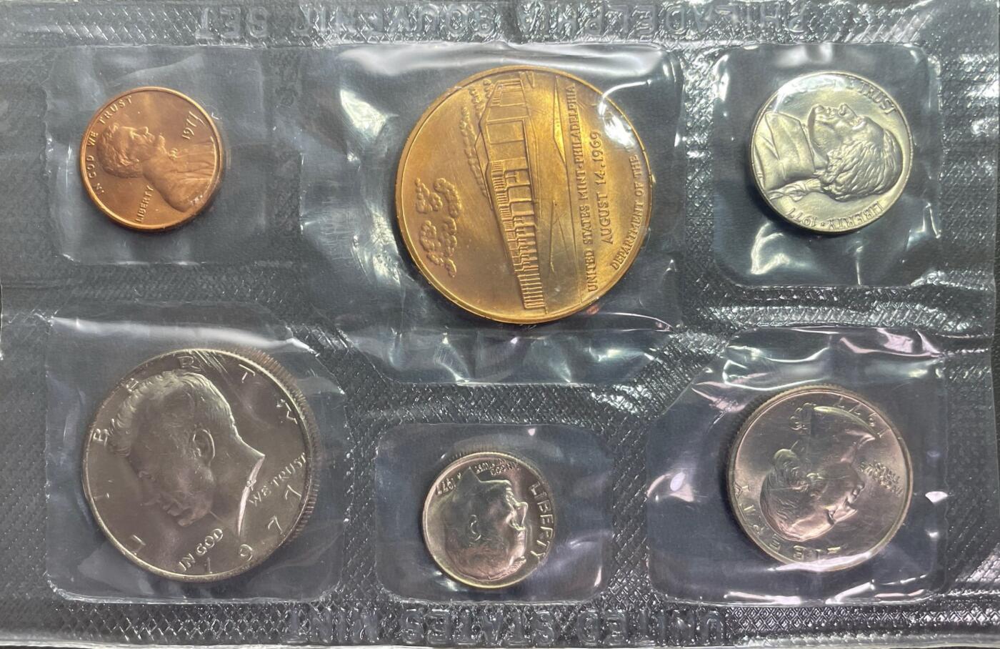 回流0201 全新封装 美国1977年费城铸币局特别发行的纪念套币 含1969年费城铸币局启用新厂纪念章