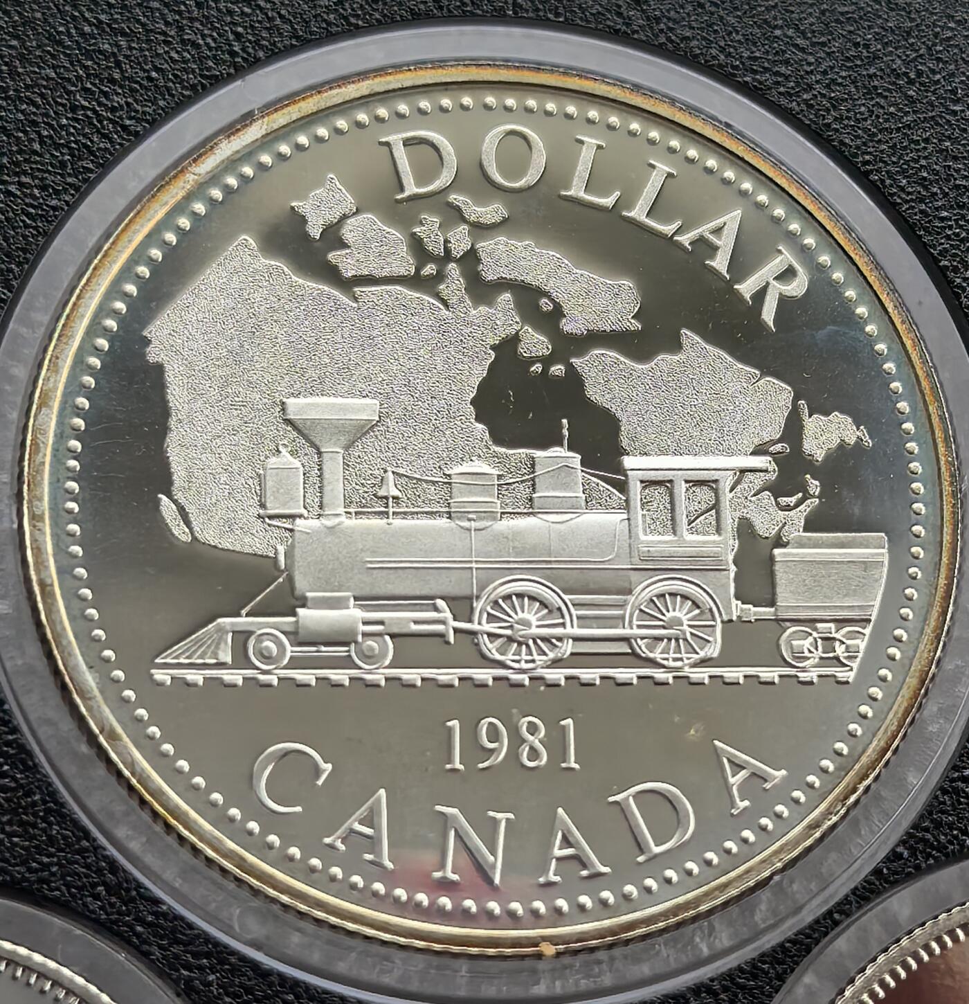外国优质老铜币高银银币，周六九点倒数截拍，满百包邮，持续收拍 精制1981 年加拿大 1 元银币，正面为伊丽莎白二世头像，背面饰蒸汽火车与加拿大地图，纪念横贯铁路百年。银质光泽温润，品相完好，见证加拿大交通发展史，是英联邦货币收藏的精品，兼具历史与收藏价值。
