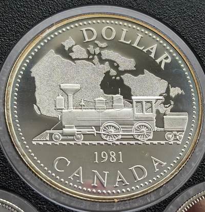 外国优质老铜币高银银币，周六九点倒数截拍，满百包邮，持续收拍 - 精制1981 年加拿大 1 元银币，正面为伊丽莎白二世头像，背面饰蒸汽火车与加拿大地图，纪念横贯铁路百年。银质光泽温润，品相完好，见证加拿大交通发展史，是英联邦货币收藏的精品，兼具历史与收藏价值。