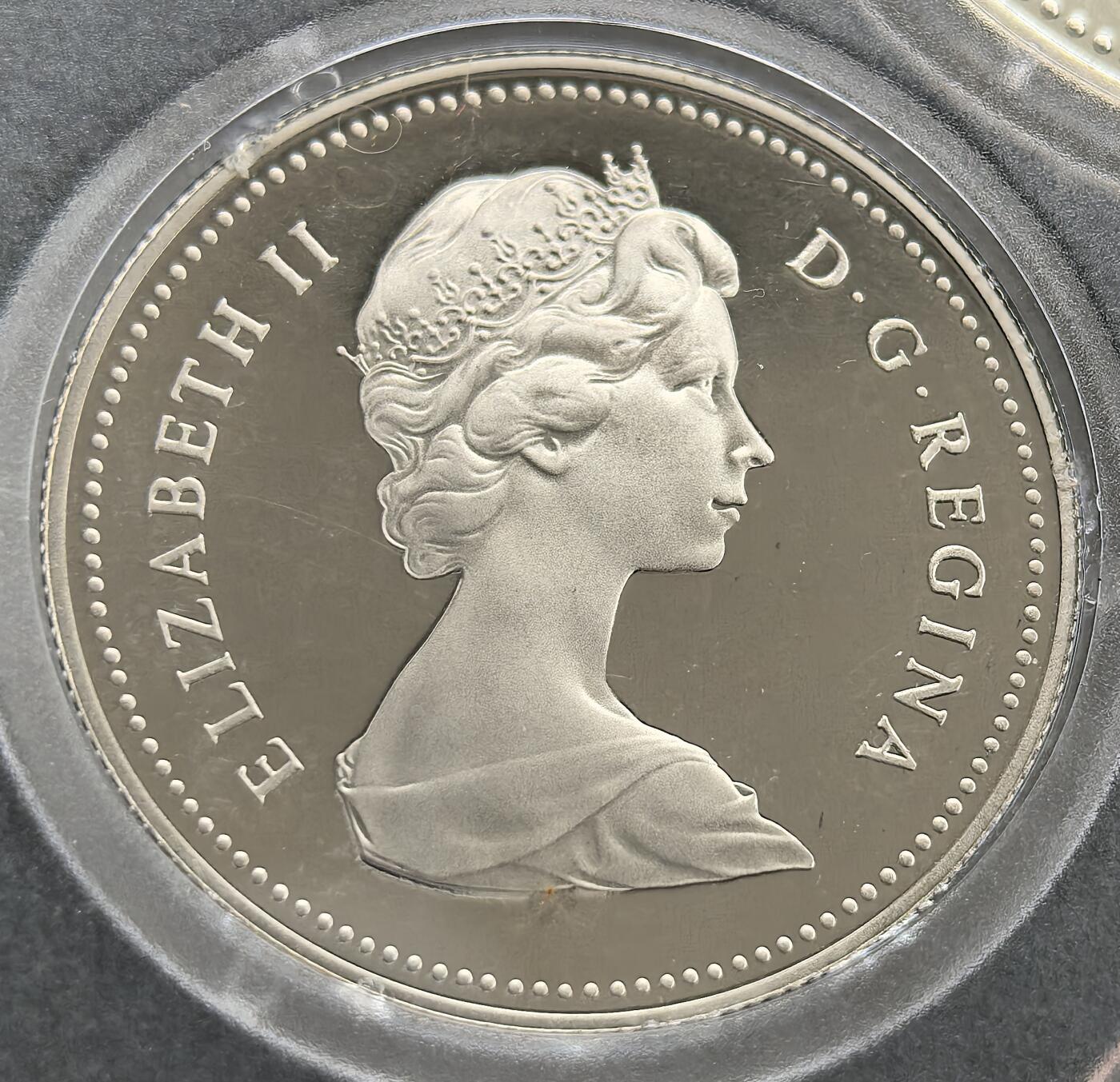 外国优质老铜币高银银币，周六九点倒数截拍，满百包邮，持续收拍 精制1981 年加拿大 50 分币，正面为伊丽莎白二世头像，背面饰加拿大国徽，设计庄重典雅。光泽温润，品相完好，国徽细节精致，是加拿大辅币经典款，属英联邦货币收藏精品，兼具历史与收藏价值。