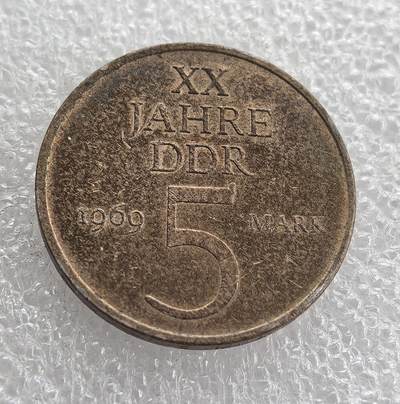 外国优质老铜币高银银币，周六九点倒数截拍，满百包邮，持续收拍 - 东德1969年5马克纪念币，正面铸东德国徽（圆规、锤子、麦穗）与国名，背面刻 “东德 20 周年” 及年份，铜质包浆自然，见证东德历史，国徽设计经典，兼具历史纪念与收藏价值。