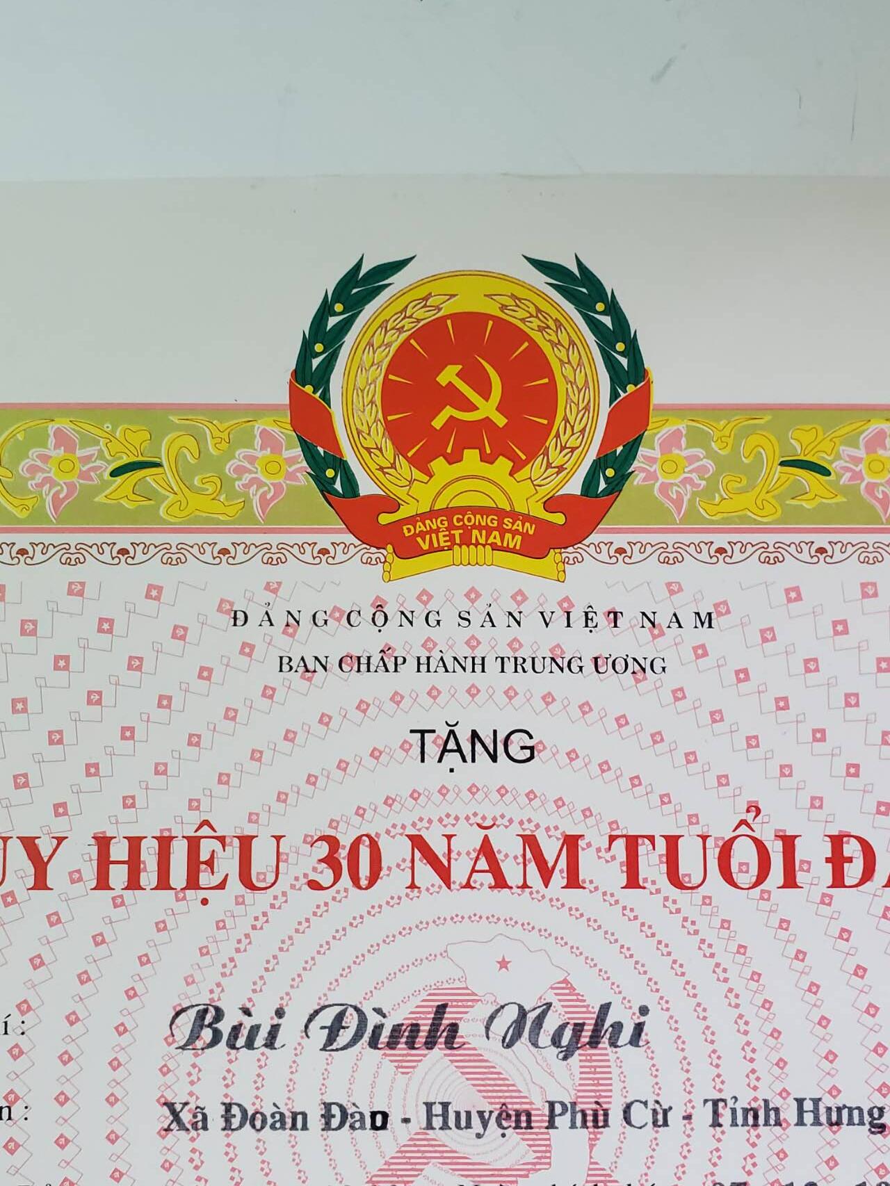 韵星假日拍卖第三十八期 -- Rimey Holidays Auction 38 越南社会主义共和国裴廷宜（和上一组夫妻）光荣在党30年奖章带原证书 实发少见 奖章带厂标