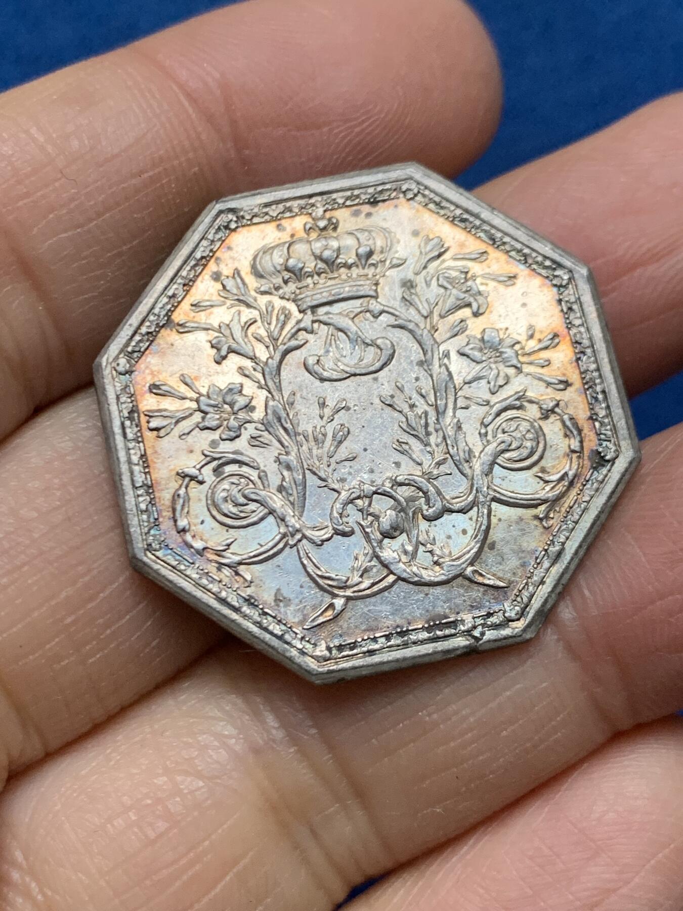 《竞宝斋》第462场 周日，周一，2场连拍 （全场包邮）欢迎送拍 法国17XX年路易十六皇家宝藏八角银质代币，背面花纹组成皇家纹章，原铸无边铭，31.5mm，11.8克