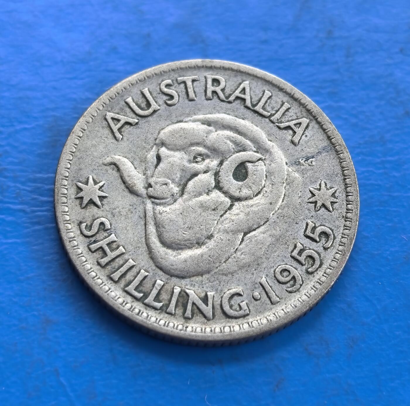 外国优质老铜币高银银币，周六九点倒数截拍，满百包邮，持续收拍 澳大利亚1955年1先令银币，正面为伊丽莎白二世女王侧面像，铭文彰显其君主身份；背面是澳洲原住民风格的蛇形图腾，搭配星纹与纪年，兼具英国王室印记与本土文化特色，是战后澳大利亚货币的典型代表。