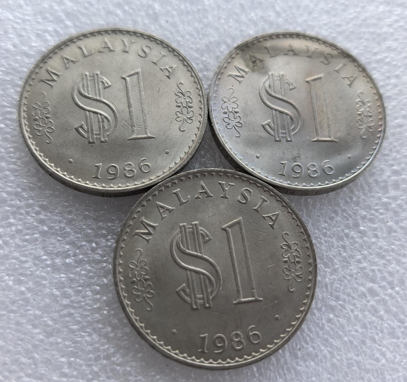 外国优质老铜币高银银币，周六九点倒数截拍，满百包邮，持续收拍 马来西亚1986年1 林吉特3枚，正面铸国名 “MALAYSIA”、面值与年份，背面刻画马来西亚国会大厦及星芒纹饰，属马来西亚独立后早期流通辅币，是东南亚钱币收藏的经典品种。