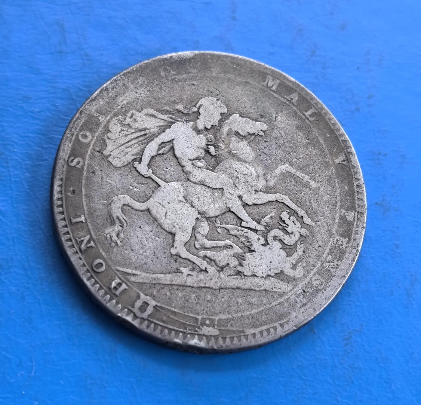 外国优质老铜币高银银币，周六九点倒数截拍，满百包邮，持续收拍 英国1819 年乔治三世克朗银币，正面国王头像卷发细腻、面部轮廓传神，铭文环绕规整；背面圣乔治屠龙图案动感十足，骑士、战马与恶龙姿态鲜活，经典纹饰搭配古朴包浆，尽显英伦古典钱币的精湛工艺与艺术张力。