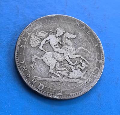 外国优质老铜币高银银币，周六九点倒数截拍，满百包邮，持续收拍 - 英国1819 年乔治三世克朗银币，正面国王头像卷发细腻、面部轮廓传神，铭文环绕规整；背面圣乔治屠龙图案动感十足，骑士、战马与恶龙姿态鲜活，经典纹饰搭配古朴包浆，尽显英伦古典钱币的精湛工艺与艺术张力。