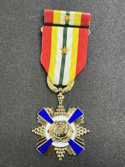 西秦中古拍卖第七十四期 - 民国空军懋绩乙种二等奖章 带勋略 一星勋饰 退台后