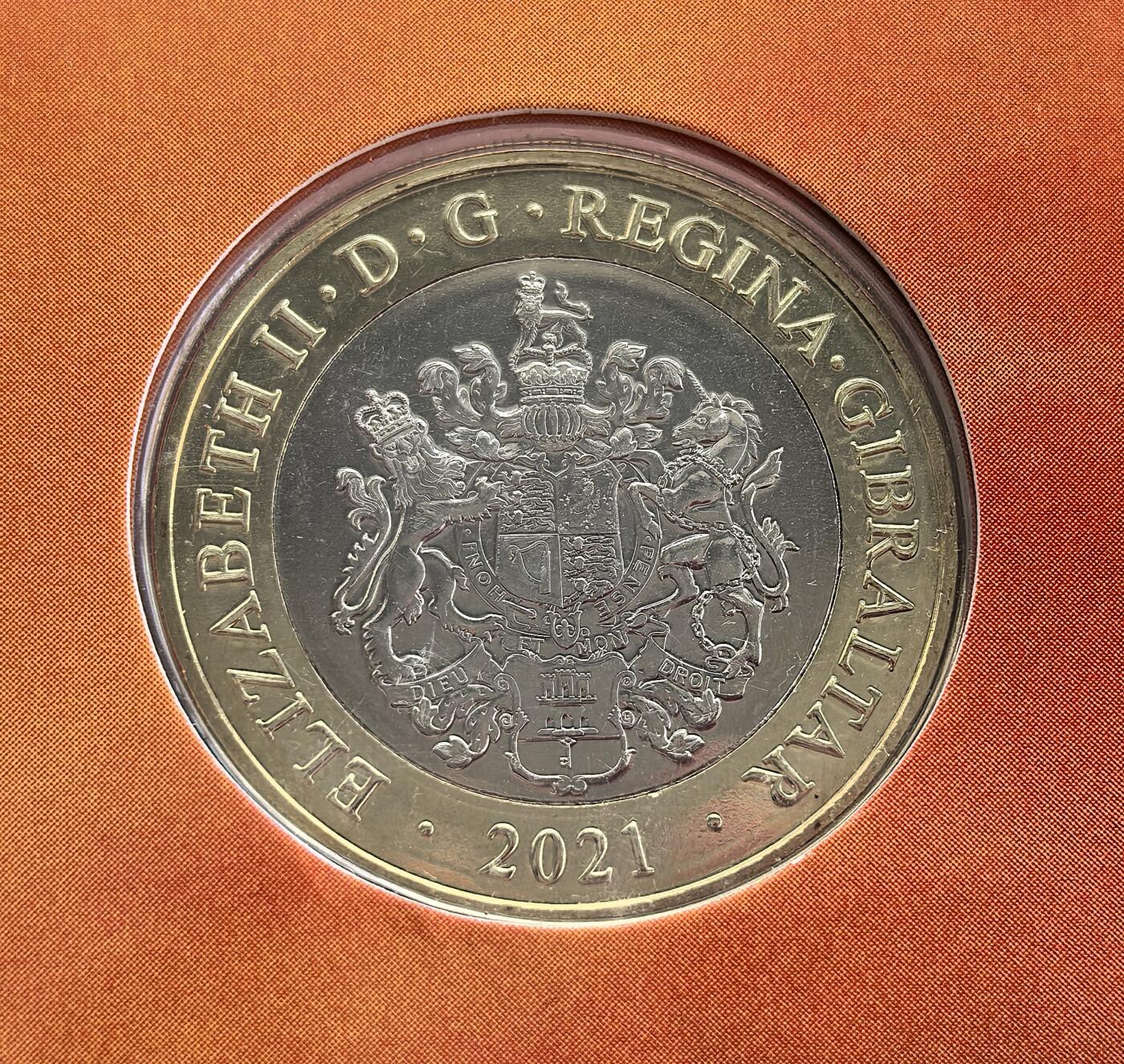 外国优质老铜币高银银币，周六九点倒数截拍，满百包邮，持续收拍 原册2021 年英属直布罗陀2 镑双色纪念币，主题为 **“岩石上的激战（Rumble on the Rock）”**—— 波维特金 VS 怀特 WBC 重量级拳王争霸赛。正面铸伊丽莎白二世头像与直布罗陀国徽，背面刻画两位拳手并标注赛事信息，属英联邦体育主题纪念币，纪念直布罗陀举办的顶级拳击赛事。