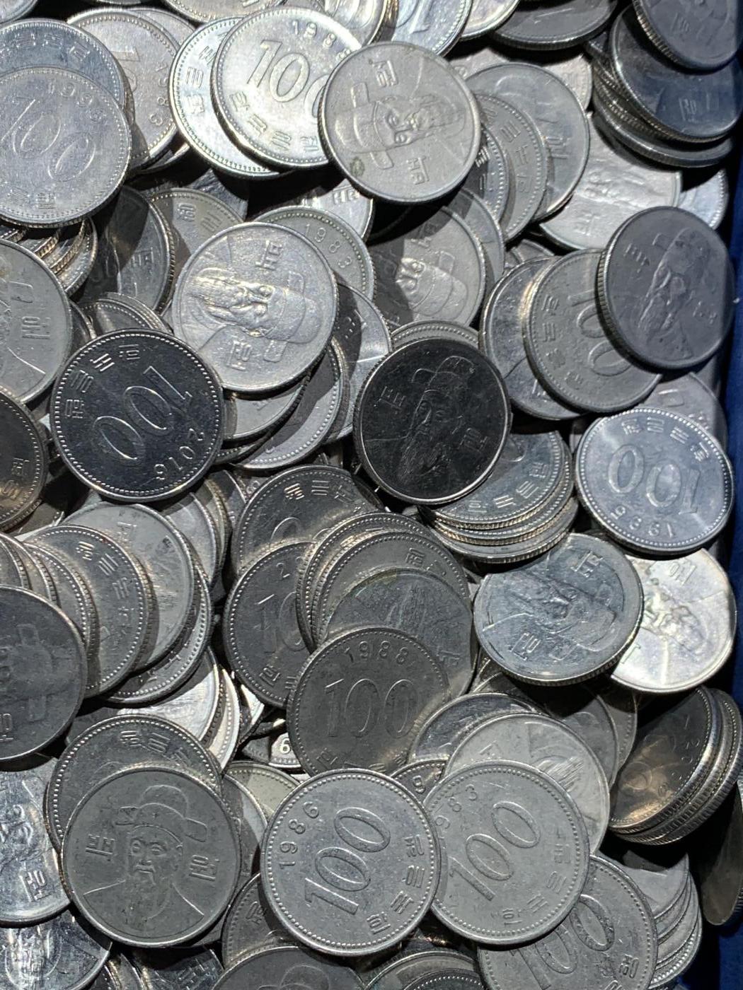 《竞宝斋》第462场 周日，周一，2场连拍 （全场包邮）欢迎送拍 韩国100韩元零钱1000枚，一枚重约5.42克，总重约5420克。面值10万韩元，汇率值约480+元人民币