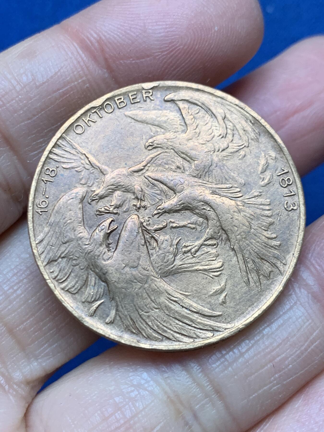 《竞宝斋》第462场 周日，周一，2场连拍 （全场包邮）欢迎送拍 德国1913年莱比锡大会战铜质纪念章，莱比锡战役是拿破仑战争中的决定性战役，又称莱比锡各民族大会战。重约：17.3克，直径约：33mm，正面三鹰战一鹰象征反法联盟的胜利，背面莱比锡建功碑。