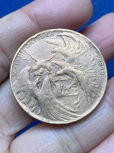 《竞宝斋》第462场 周日，周一，2场连拍 （全场包邮）欢迎送拍 - 德国1913年莱比锡大会战铜质纪念章，莱比锡战役是拿破仑战争中的决定性战役，又称莱比锡各民族大会战。重约：17.3克，直径约：33mm，正面三鹰战一鹰象征反法联盟的胜利，背面莱比锡建功碑。