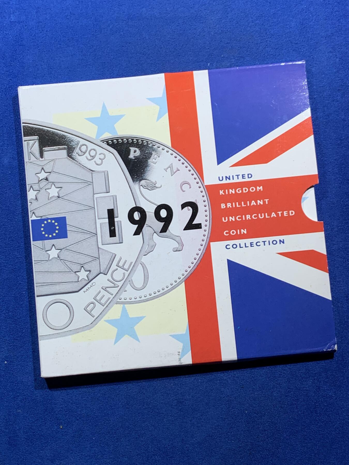 《竞宝斋》第462场 周日，周一，2场连拍 （全场包邮）欢迎送拍 英国1992年套币，带1枚1英镑橡树纪念币，1枚50便士欧洲部长理事会轮值主席纪念币，9枚币，册证齐全，品相精美