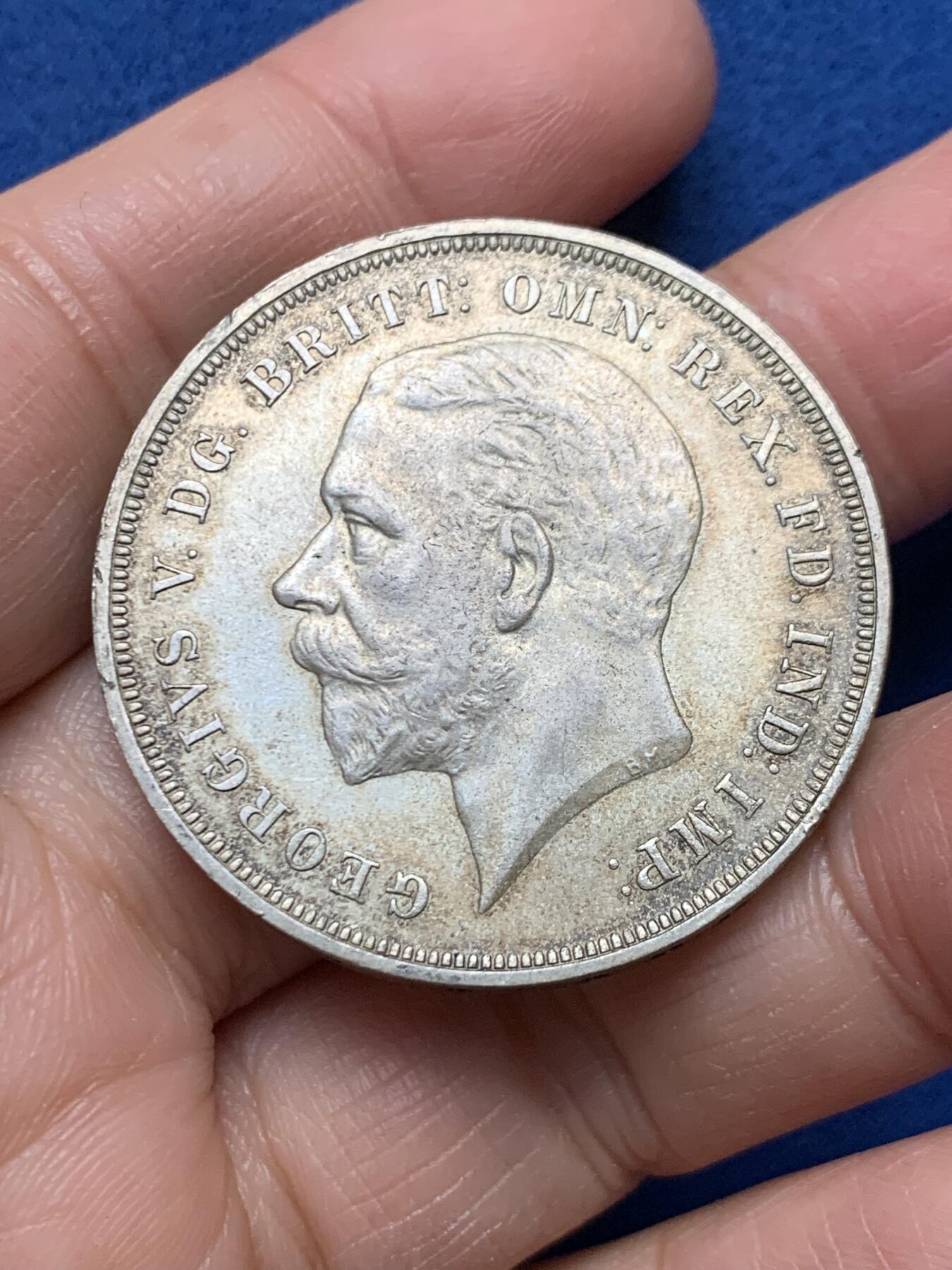 《竞宝斋》第462场 周日，周一，2场连拍 （全场包邮）欢迎送拍 英国1935年乔治五世木马剑大克朗银币一枚。经典大银，带光自然包浆。