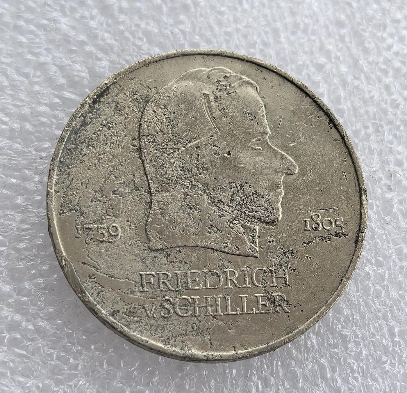 外国优质老铜币高银银币，周六九点倒数截拍，满百包邮，持续收拍 东德1972 年席勒20马克纪念币，正面精雕德国文豪席勒肖像，年份 1759-1805 清晰，人物刻画传神；背面铸东德国徽（圆规、锤子、麦穗），设计经典，银质包浆自然，兼具文学纪念与东德历史收藏价值。