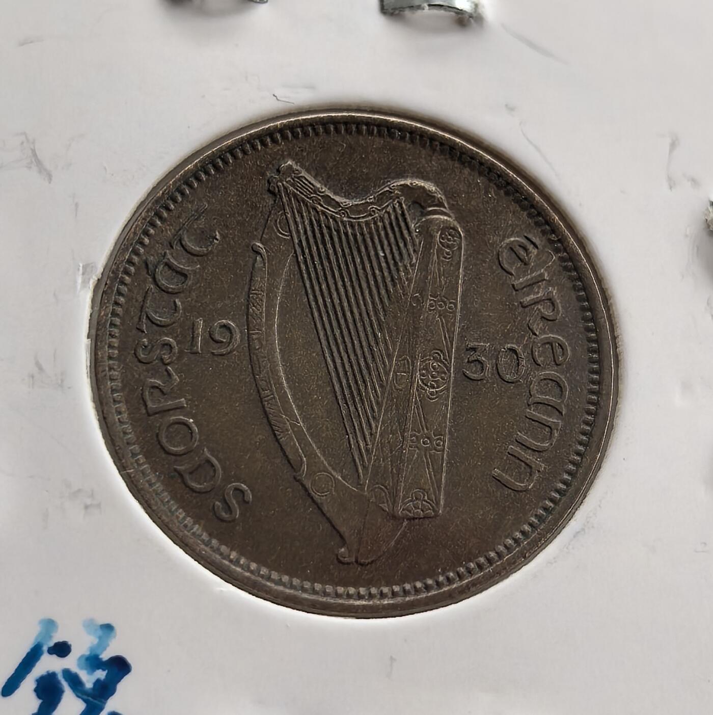 外国优质老铜币高银银币，周六九点倒数截拍，满百包邮，持续收拍 爱尔兰1930 年 1/4 便士铜币，正面翠鸟图案灵动传神，背面饰爱尔兰象征竖琴，设计典雅。铜质包浆自然温润，品相完整，属爱尔兰独立初期货币，见证历史转折，是英联邦小众货币收藏的特色佳品，艺术与历史价值兼具。