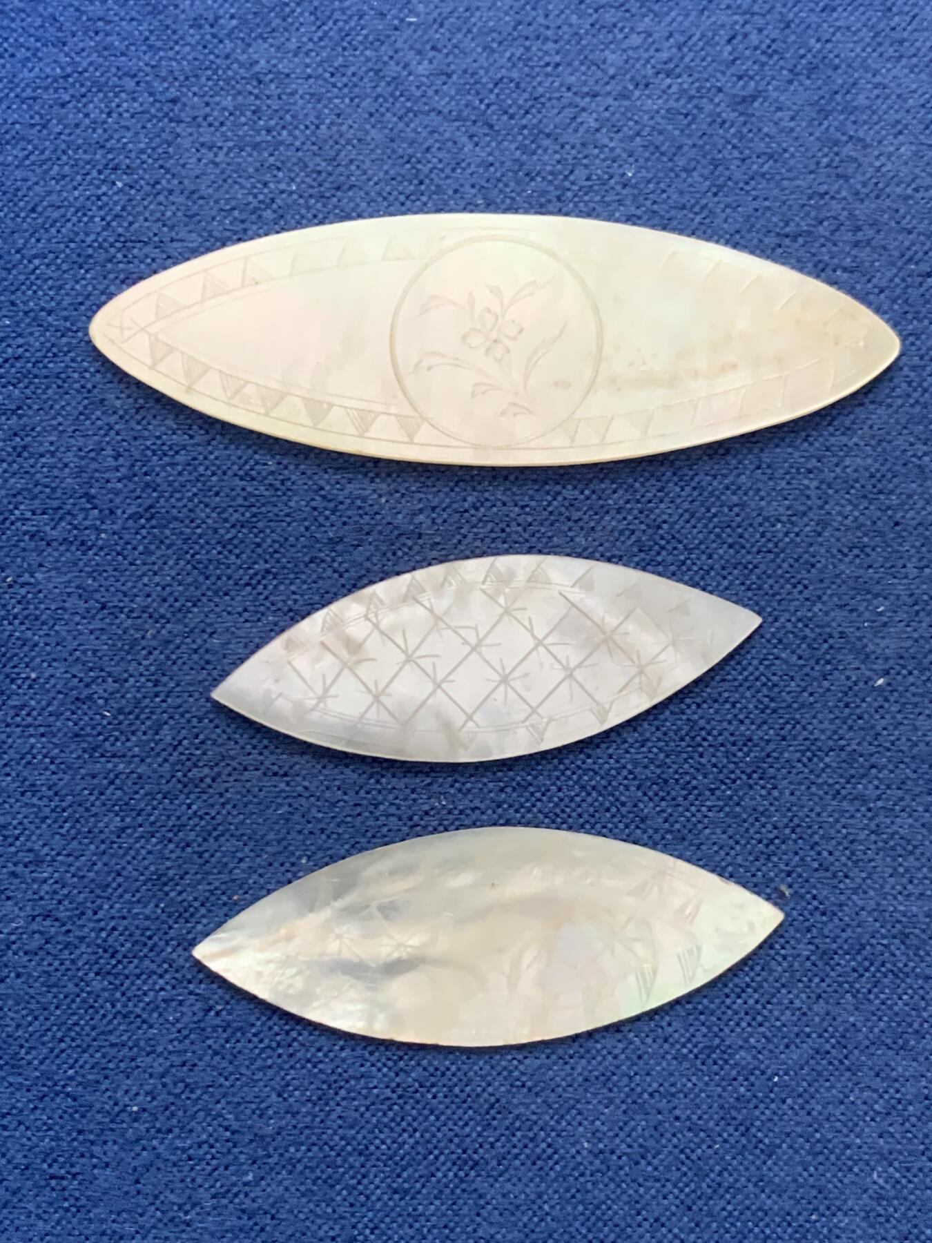 《竞宝斋》第462场 周日，周一，2场连拍 （全场包邮）欢迎送拍 五个一组 英国回流 清螺钿贝母筹码，菱形圆形，珠光水润，花卉精雕。