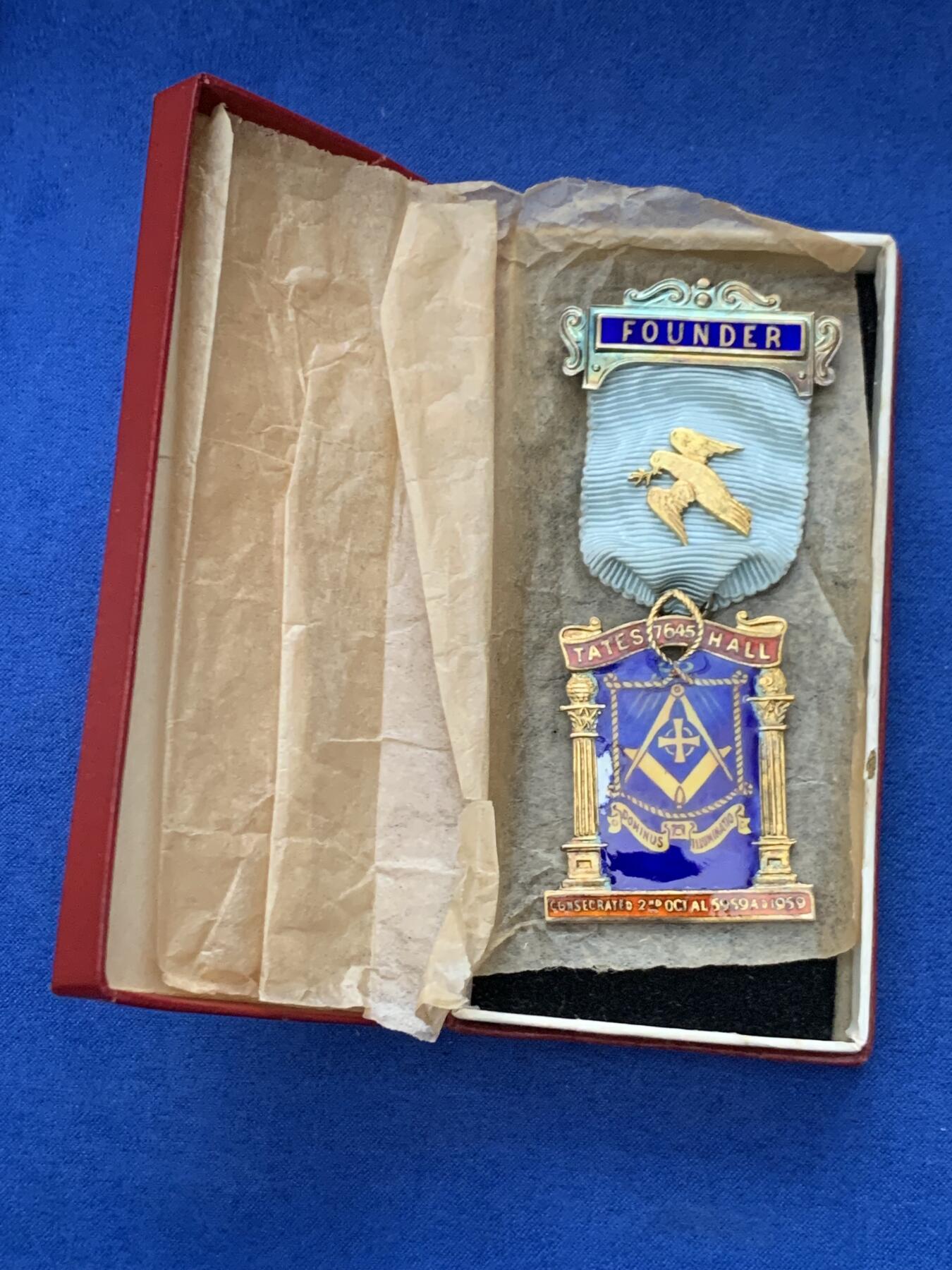 《竞宝斋》第462场 周日，周一，2场连拍 （全场包邮）欢迎送拍 英国1959年共济会镀金银章。设计奢美，工艺精湛，走狮银标清晰，金水饱满，细节见图。总重约32.7克