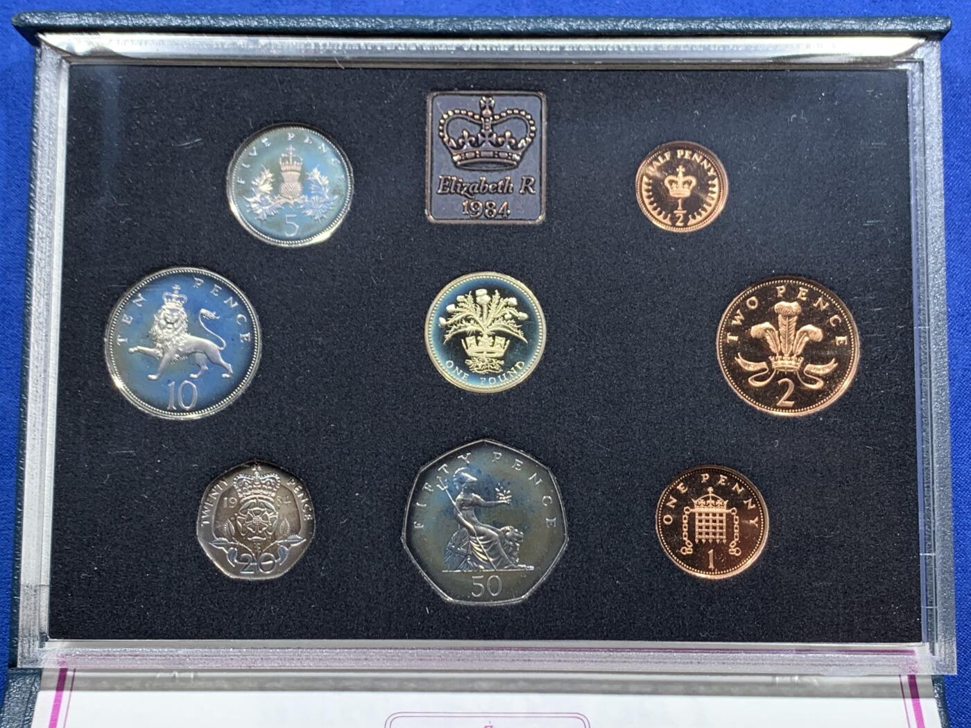 《竞宝斋》第462场 周日，周一，2场连拍 （全场包邮）欢迎送拍 英国1984年精制套币，带1枚1英镑苏格兰蓟精制纪念币，8枚币，盒证齐全，品相精美，蓝色盒装