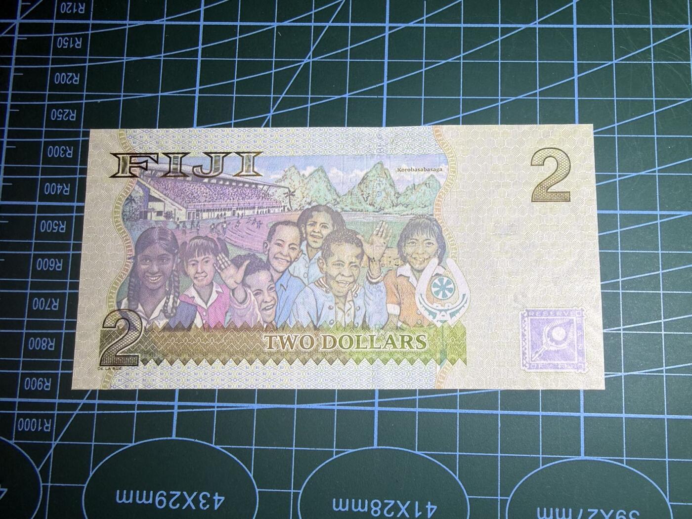 【炜奕收藏】，第五十八期，英属第三场 2007年斐济2元，UNC品相，轻微月牙痕