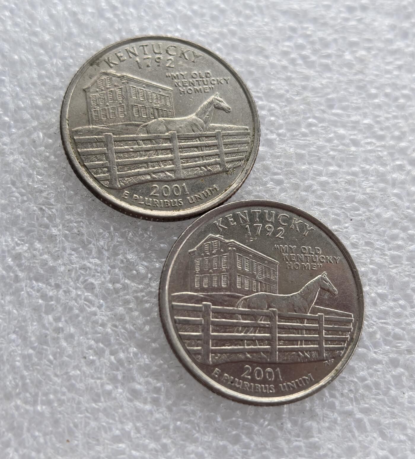 外国优质老铜币高银银币，周六九点倒数截拍，满百包邮，持续收拍 美国肯塔基州 25 分纪念币2枚，隶属美国 50 州 25 美分纪念币系列。币面标注 1792 年肯塔基加入联邦，刻画 “我的老肯塔基家” 建筑与赛马，彰显州史与赛马文化，是美国州币收藏的经典品种。