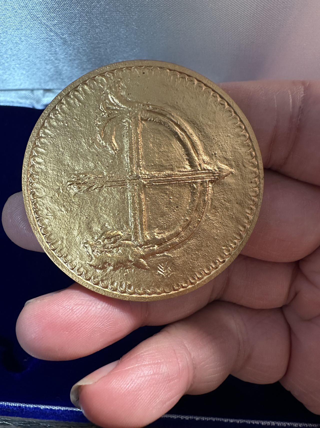 蒂克钱币-第57场 日本章 企业章拍卖  造币局制1989年世界博览会镀金章 50mm 66g 绒布盒尺寸在190*120mm 左右