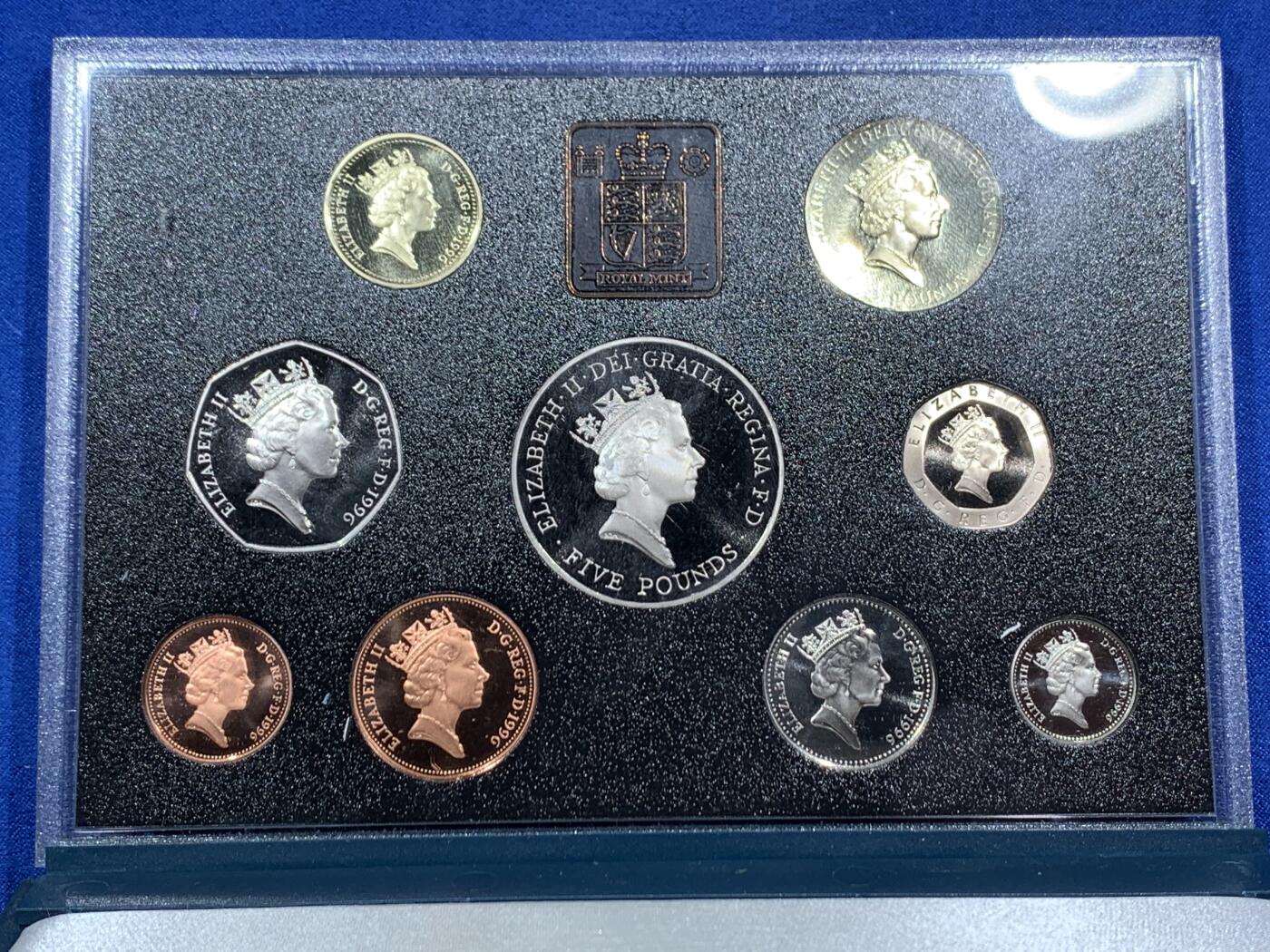 《竞宝斋》第462场 周日，周一，2场连拍 （全场包邮）欢迎送拍 英国1996年精制套币，带1枚5英镑女王70大寿精制纪念币，1枚2英镑欧洲杯精制纪念币，1枚1英镑凯尔特十字精制纪念币，9枚币，盒证齐全，品相精美，蓝色盒装