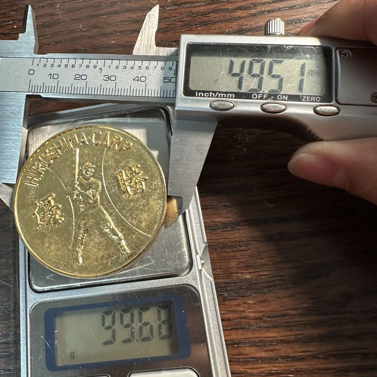 蒂克钱币-第57场 日本章 企业章拍卖  1975年发行的广岛东洋鲤鱼队棒球胜利纪念镀金章 51mm 99g