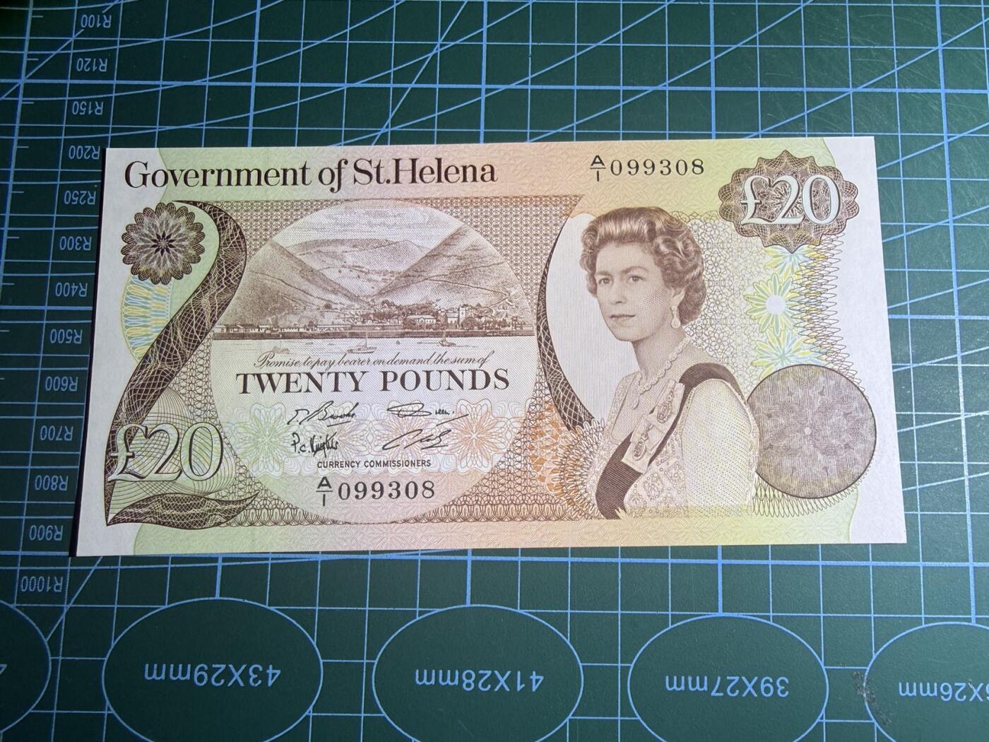 【炜奕收藏】，第五十八期，英属第三场 1986年圣赫勒拿20镑，UNC品相，号码无47尾8