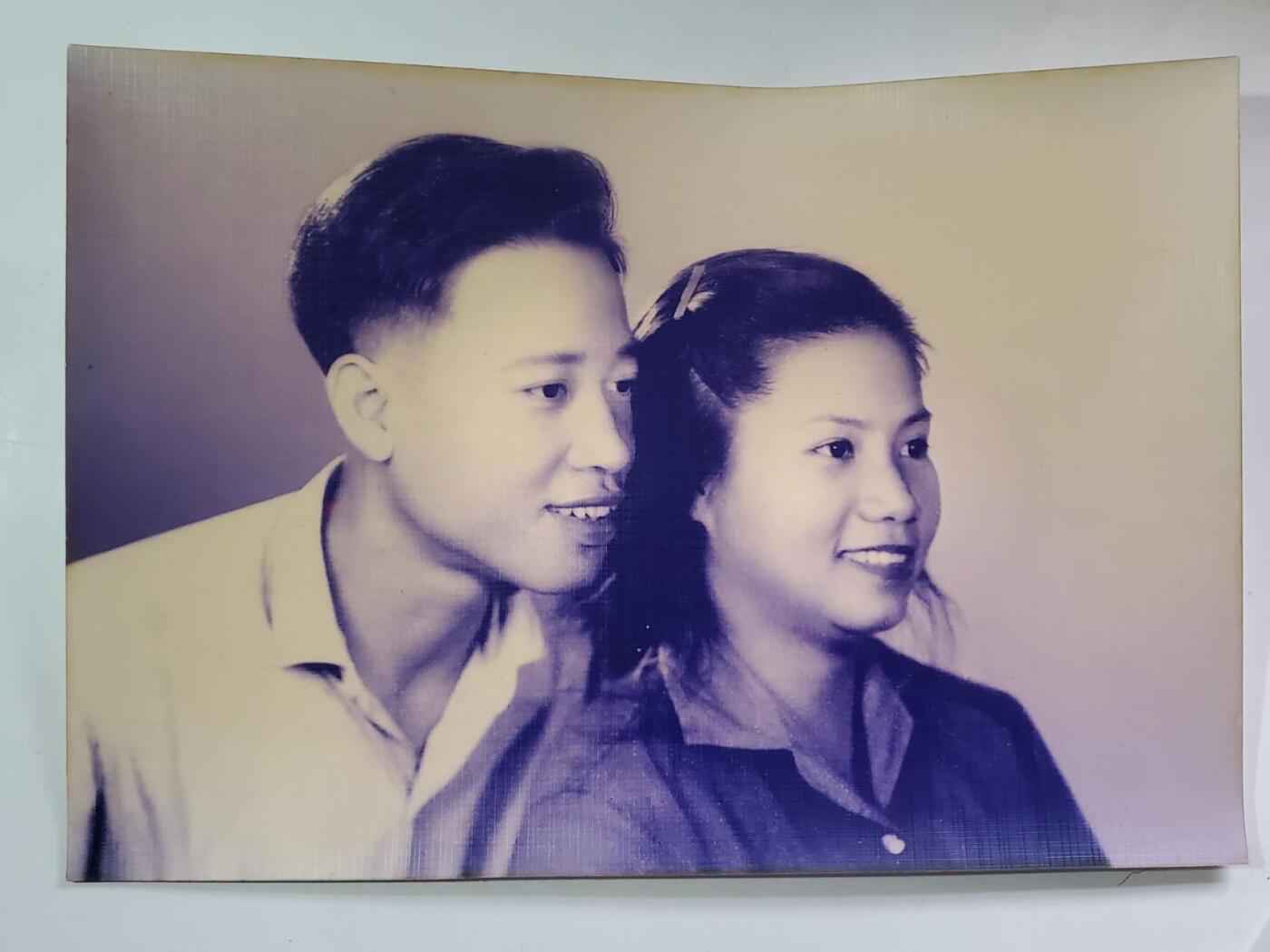 韵星假日拍卖第三十八期 -- Rimey Holidays Auction 38 越南社会主义共和国麦文曼裴廷宜夫妻照片 光荣在党60年奖章一对 原版老照片 品相非常好 在当时用此硬相纸的很少见