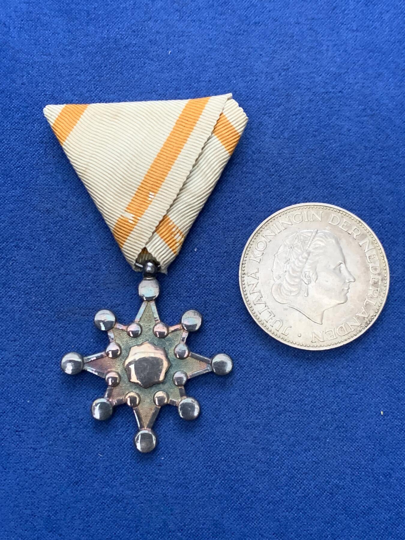 《竞宝斋》第462场 周日，周一，2场连拍 （全场包邮）欢迎送拍 两枚一组 日本银质七等瑞宝章一枚 总重约16.6克 + 荷兰1961年朱莉安娜女王2.5盾银币