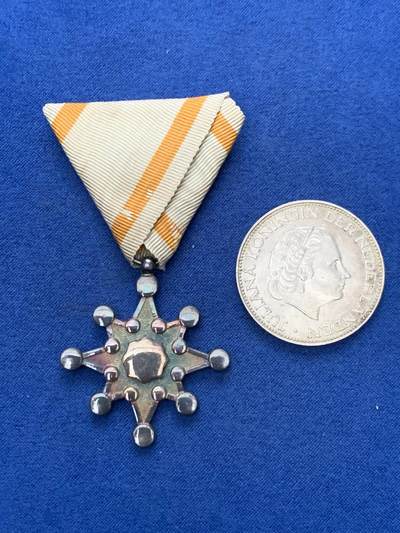 《竞宝斋》第462场 周日，周一，2场连拍 （全场包邮）欢迎送拍 - 两枚一组 日本银质七等瑞宝章一枚 总重约16.6克 + 荷兰1961年朱莉安娜女王2.5盾银币