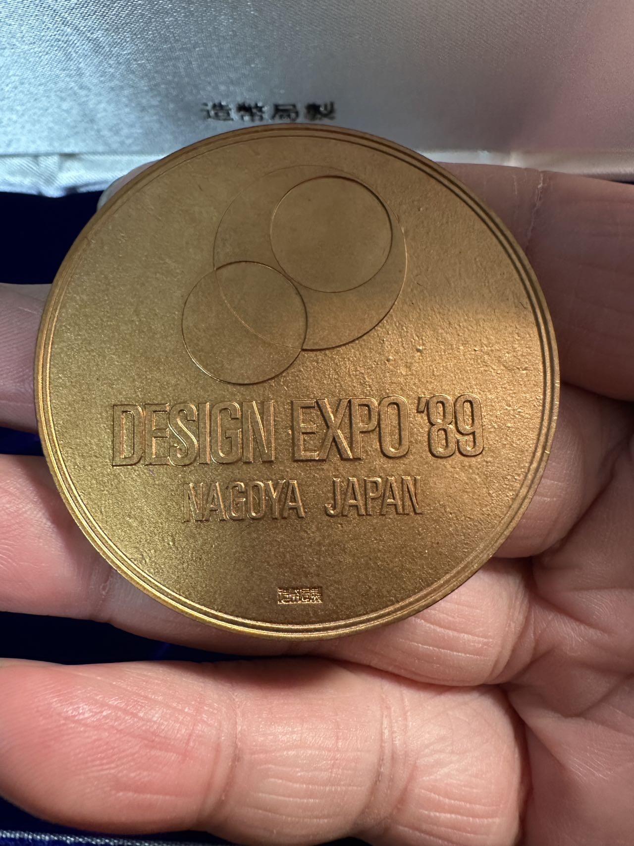 蒂克钱币-第57场 日本章 企业章拍卖  造币局制1989年世界博览会镀金章 50mm 66g 绒布盒尺寸在190*120mm 左右