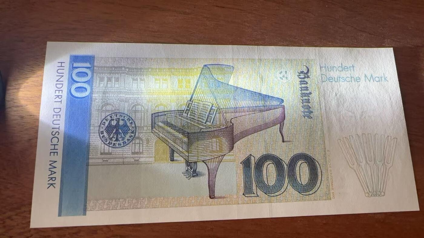 徐霞客拍卖首拍 德国	P-41c 1993年100马克  DN3387932K9		 UNC-	纸币背景融入里拉琴与法兰克福城市景观，呼应了克拉拉的音乐身份，以女性音乐家为主题的纸币在世界货币中较为少见，兼具艺术、文化与历史三重价值，是纸币收藏中的热门题材。德国马克纸币因设计精美、工艺精湛，在全球纸币收藏界享有极高声誉，该版100马克更是其中的标杆品种				