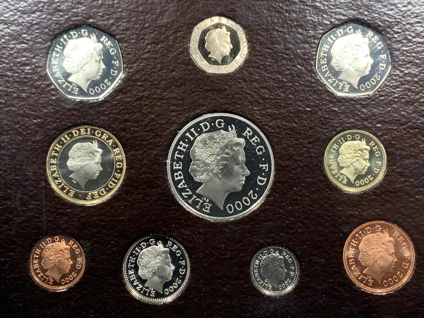 《竞宝斋》第462场 周日，周一，2场连拍 （全场包邮）欢迎送拍 英国2000年精制套币，带1枚5英镑千禧年跨年精制纪念币，1枚2英镑机械时代精制纪念币，1枚1英镑威尔士红龙精制纪念币，10枚币，盒证齐全，品相精美