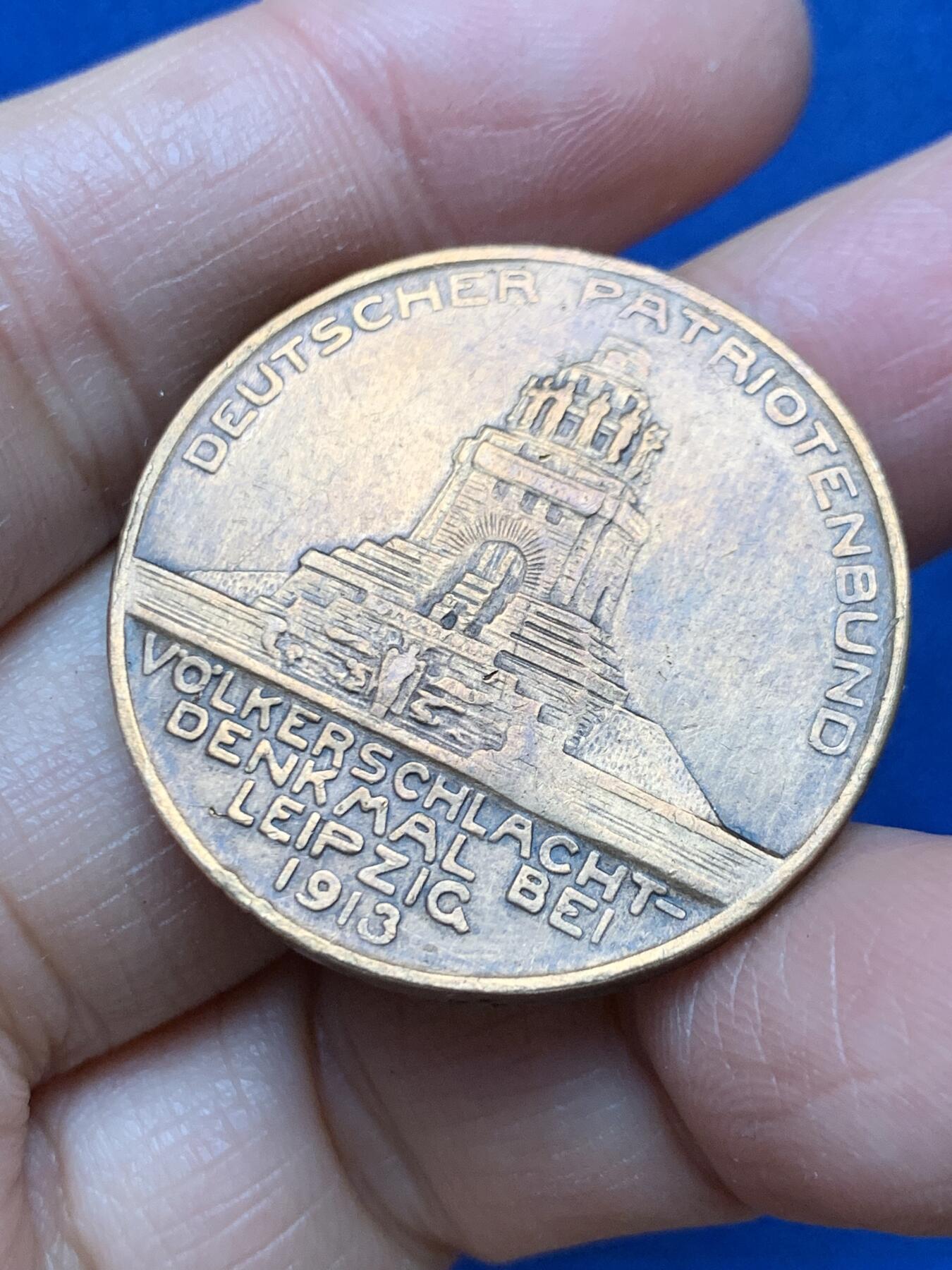 《竞宝斋》第462场 周日，周一，2场连拍 （全场包邮）欢迎送拍 德国1913年莱比锡大会战铜质纪念章，莱比锡战役是拿破仑战争中的决定性战役，又称莱比锡各民族大会战。重约：17.3克，直径约：33mm，正面三鹰战一鹰象征反法联盟的胜利，背面莱比锡建功碑。