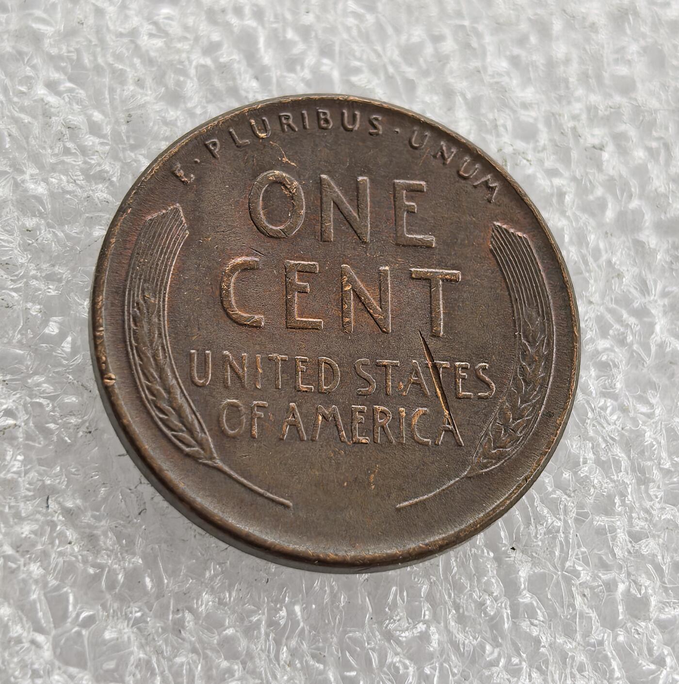 外国优质老铜币高银银币，周六九点倒数截拍，满百包邮，持续收拍 带光1945 年林肯 1 分铜币，正面铸林肯头像、“IN GOD WE TRUST” 与 “LIBERTY”，属二战胜利前夕经典麦穗版，见证战时货币史，包浆自然醇厚、品相完整，是美国分币收藏中兼具历史纪念与收藏价值的佳品。