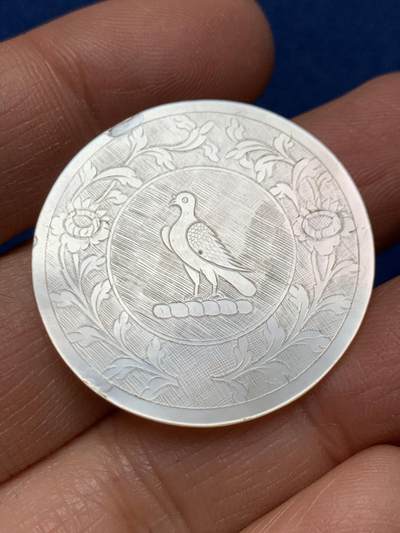 《竞宝斋》第462场 周日，周一，2场连拍 （全场包邮）欢迎送拍 - 英国回流 清螺钿贝母筹码或代币。手工精雕，图样中西合璧，莹光宝气，大片圆形款。