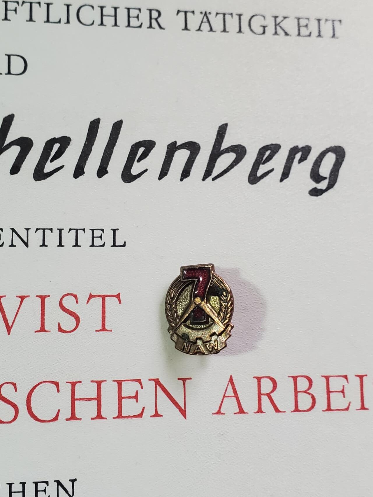 韵星假日拍卖第三十八期 -- Rimey Holidays Auction 38 民主德国社会主义功勋活动家证书带证章一套 主管亲签