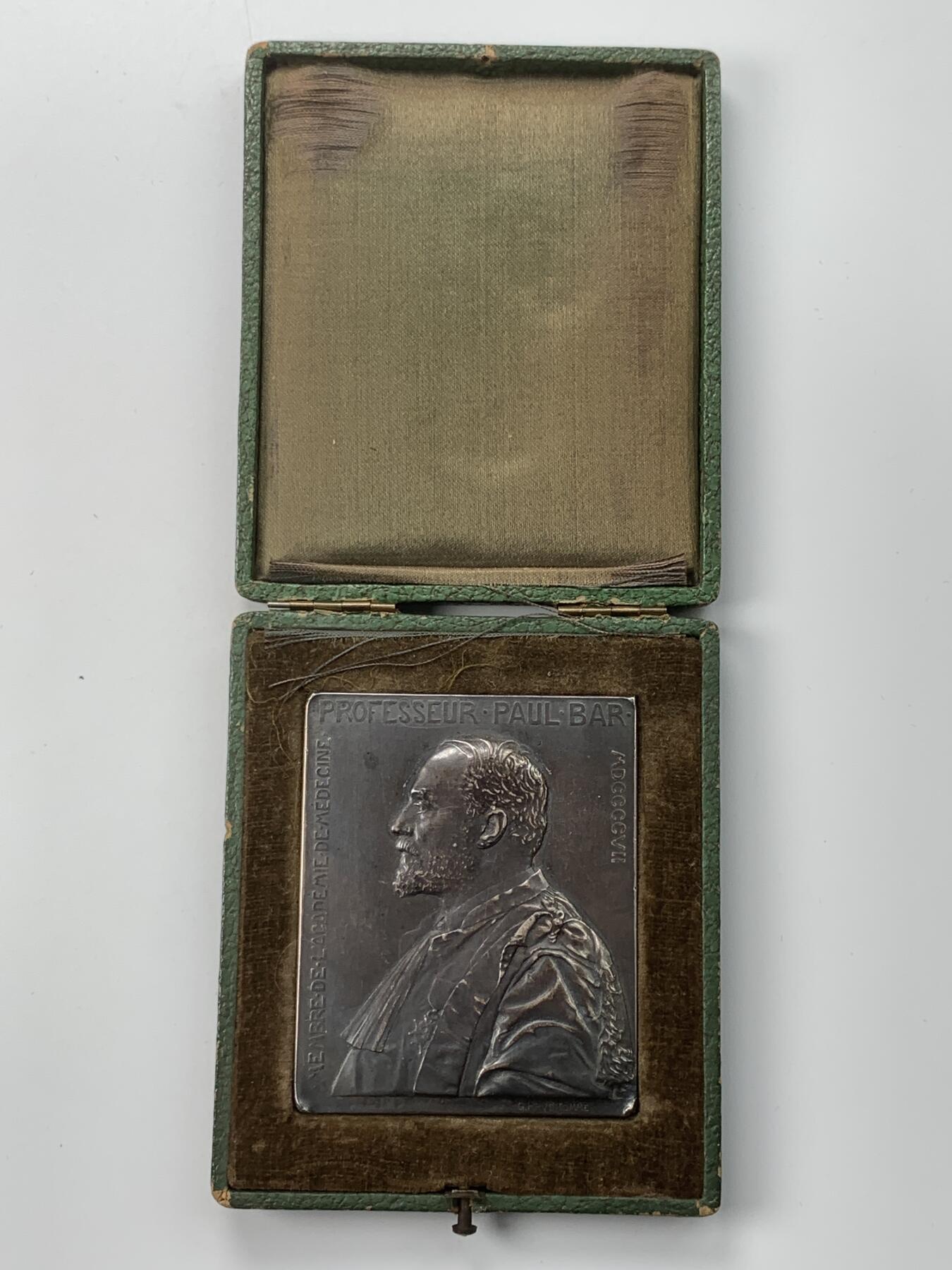 掌中浮雕-藏着的欧洲第051场 1907年法国医学院教授保罗.巴尔镀银铜章，56.5*69.4mm，盒子变形，扣不住