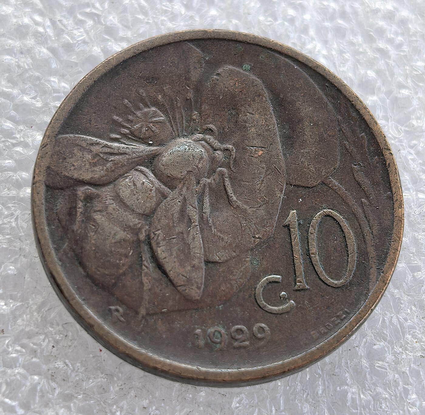 外国优质老铜币高银银币，周六九点倒数截拍，满百包邮，持续收拍 意大利1929 年 10 分铜币，正面为维托里奥・埃马努埃莱三世头像，背面饰蜜蜂图案，设计独特。铜质包浆自然温润，品相完整，属意大利王国时期经典辅币，见证近代意大利货币史，是欧洲钱币收藏的特色佳品，兼具历史与艺术价值。