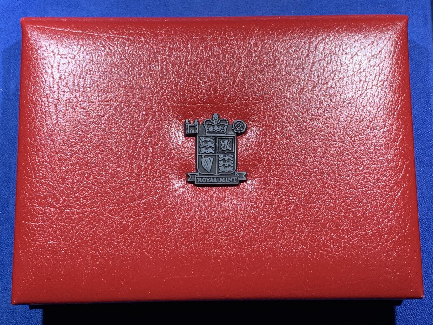 《竞宝斋》第462场 周日，周一，2场连拍 （全场包邮）欢迎送拍 英国1991年精制套币，带1枚1英镑北爱尔兰亚麻精制纪念币，7枚币，盒证齐全，品相精美，红色盒装