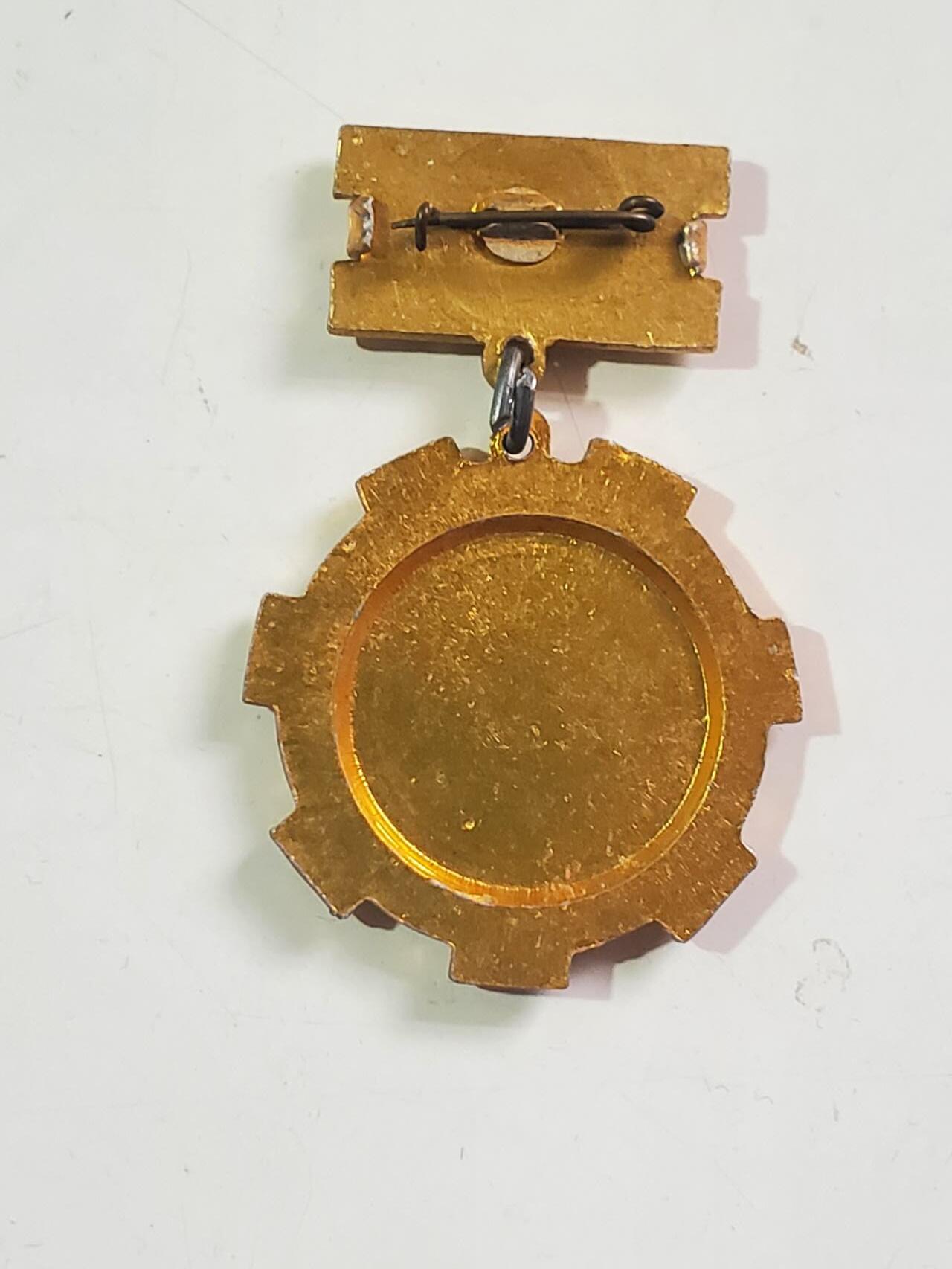 韵星假日拍卖第三十八期 -- Rimey Holidays Auction 38 柬埔寨人民共和国劳动英雄奖章 -- 实际上的柬埔寨人共劳动金星奖章 很少见  