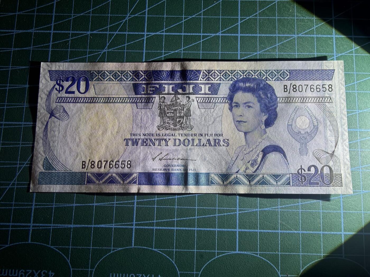 【炜奕收藏】，第五十八期，英属第三场 1988年斐济20元，UNC品相，号码无4