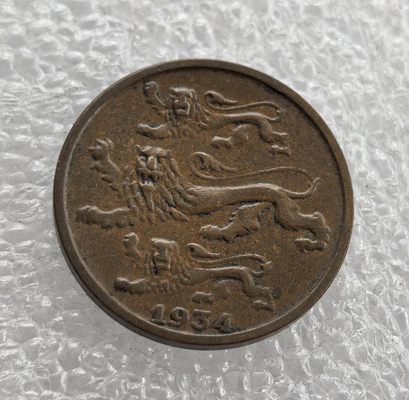 外国优质老铜币高银银币，周六九点倒数截拍，满百包邮，持续收拍 爱沙尼亚1934年2分铜币，正面铸 “EESTI VABARIIK”（爱沙尼亚共和国）、“KAKS SENTI”（2 分）与面值，背面为三狮纹章（爱沙尼亚国徽）及年份。属爱沙尼亚独立时期，是其脱离沙俄、建立独立国家后，推行本国货币、彰显国家主权的流通辅币见证。