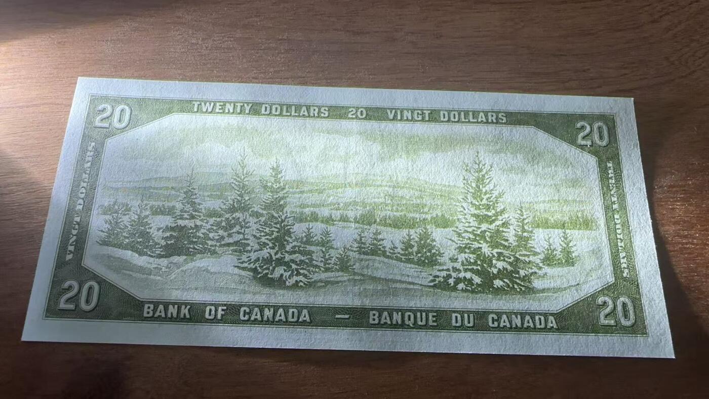 徐霞客拍卖首拍 加拿大	P-70b 1954年20法郎 魔鬼脸		E/E 0792776	加拿大银行1954年版20元纸币，因女王头发暗纹形似“魔鬼脸”成收藏热点。正面伊丽莎白二世像配英法双语面额，属“加拿大风景”系列，见证战后加国货币体系发展。采用雕刻凹印、双色套印及肖像水印防伪，背面景观尽显本土自然特色。			